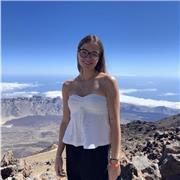 Profesora de academia que imparte clases a alumnos entre 6 y 16 años